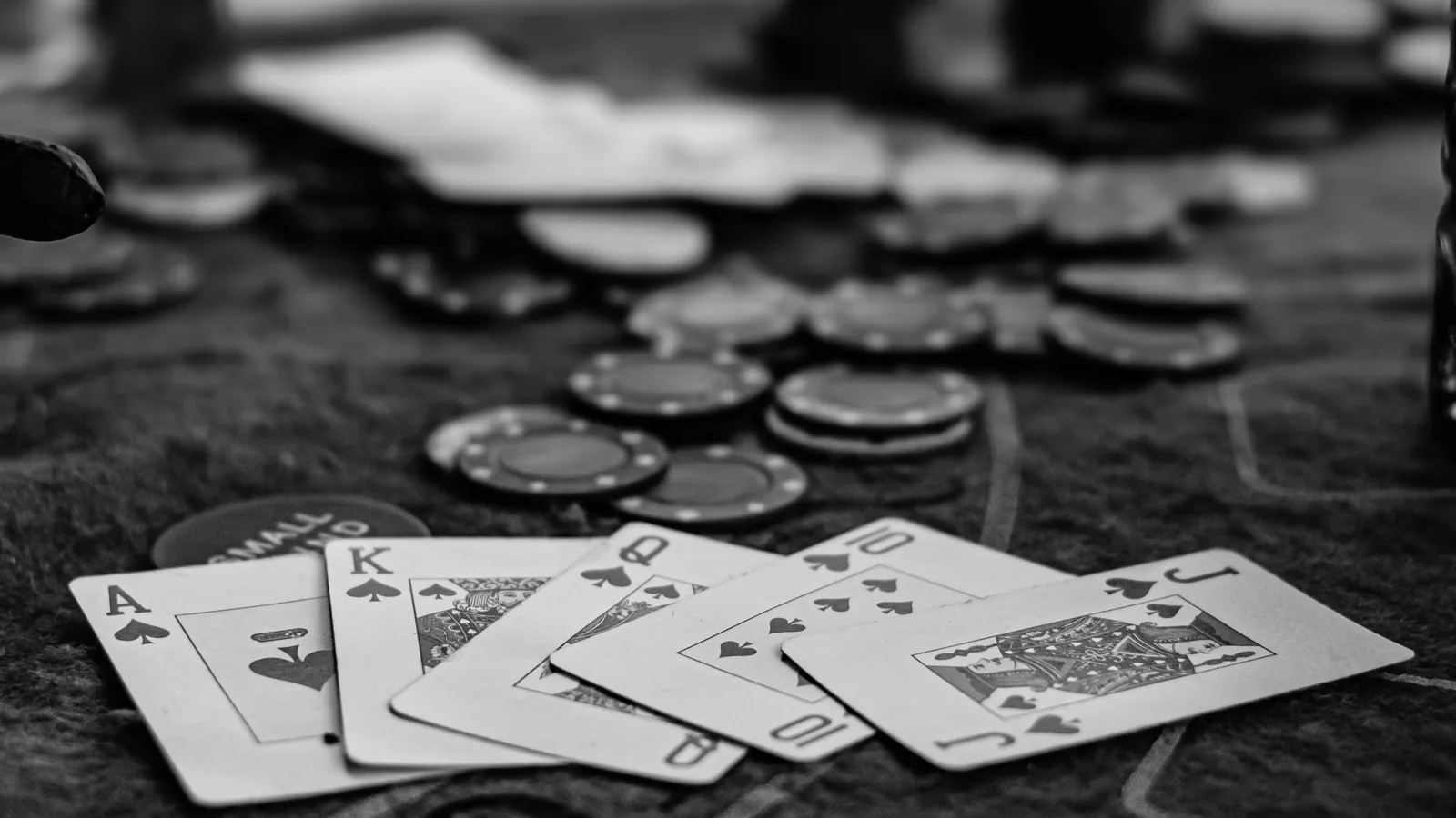 Kartu dan chip untuk panduan poker